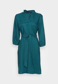 Blågrøn kjole lavet af glat stof med en flæsekrave, lange puffede ærmer og et bundet bælte i taljen for en tætsiddende silhuet.