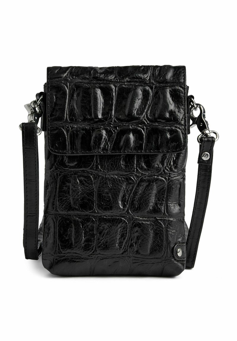Borsa a tracolla in pelle nera con motivo testurizzato a coccodrillo, chiusura a pattina, tracolla regolabile e dettagli in metallo argentato.