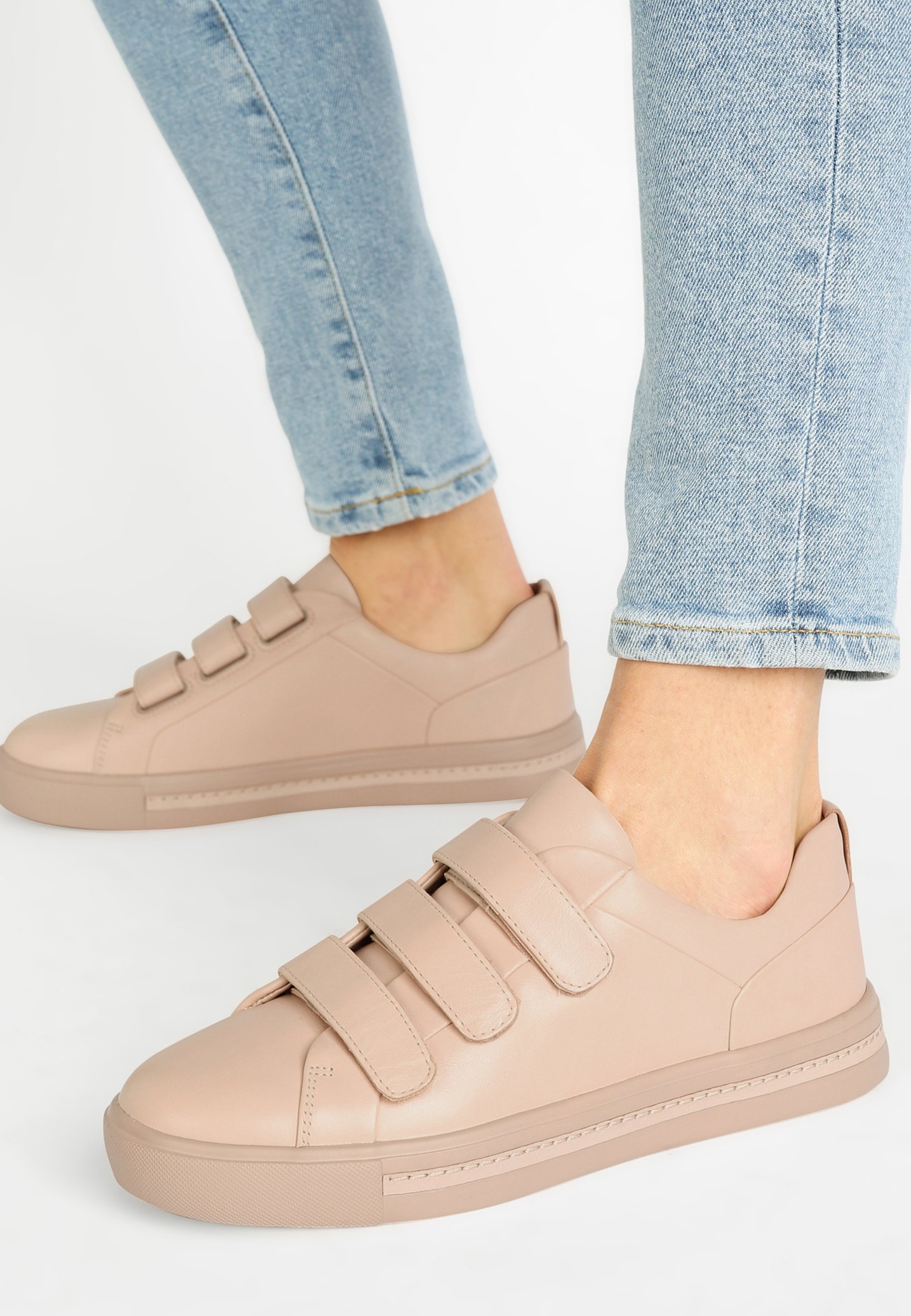 clarks un maui strap sneaker