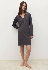 Nightdress grigio a maniche lunghe con scollatura a V, dotato di tre bottoni sul davanti. Tessuto morbido con una vestibilità comoda, che arriva fino a metà coscia.