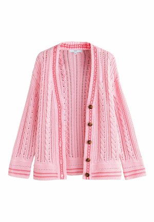 Růžový pletený kabátek s copánkovými vzory, otevřený vpředu, s pěti hnědými knoflíky a žebrovaným lemem a manžetami, na bílém pozadí.