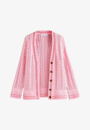 Ružový pletený sveter s vrkočovým vzorom, otvorený vpredu, s piatimi hnedými gombíkmi a rebrovaným lemom a manžetami, zobrazený na bielom pozadí.