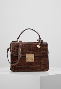 Sac à main en cuir texturé crocodile marron foncé avec une anse supérieure, une bandoulière détachable et un verrou en ton doré ainsi qu'une étiquette de marque sur le rabat avant.