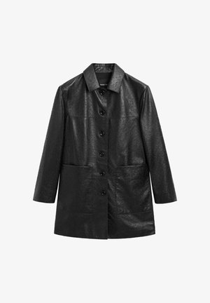 Zwarte jas van nepleer met een gestructureerd oppervlak, knoopsluiting aan de voorkant, puntige kraag en twee voorzakken. Eenvoudig, recht gesneden ontwerp.