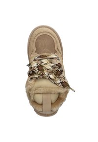 Beige schoeisel met een bovenwerk van textuurstof en een pluizige voering. Voorzien van geprinte veters en een gevoerde zool.