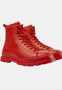 Czerwone skórzane botki za kostkę z sznurówkami, z solidną gumową podeszwą i wzmocnionymi szwami. Gładka tekstura o eleganckim designie.