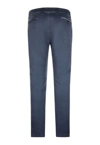 Donkerblauwe katoenen broek met een recht gesneden ontwerp, voorzien van achterzakken en een standaard tailleband. Gladde textuur, minimale details.