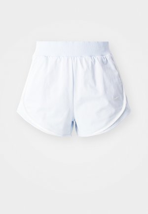 Shorts deportivos de color azul claro con una cintura acanalada, dobladillo curvado y acentos laterales blancos. Fabricados con un material suave y ligero.