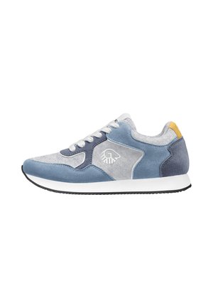 Low-profile sneaker in blauw en grijs suède met witte veters, witte zool en een geel accent op de hiel, met een zijlogo.