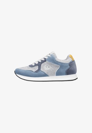 Low-Profile-Sneaker in blauem und grauem Veloursleder mit weißen Schnürsenkeln, weißer Sohle und gelbem Akzent an der Ferse, der ein seitliches Logo zeigt.