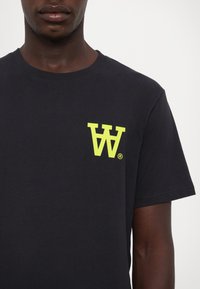 DOUBLE A BY W.W. ACE CHEST PRINT UNISEX - Tricou cu imprimeu - charcoal