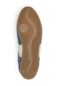 Podeszwa buta z teksturowaną gumową podstawą; posiada niebieską tkaninę górną z kremowym akcentem oraz wytłoczonym logo. Obecna etykieta "Wyprodukowano w Portugalii".