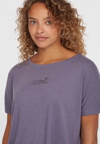 Lilla kortærmet t-shirt lavet af blødt stof, med broderet "O'Neill" logo på brystet og en afslappet pasform.