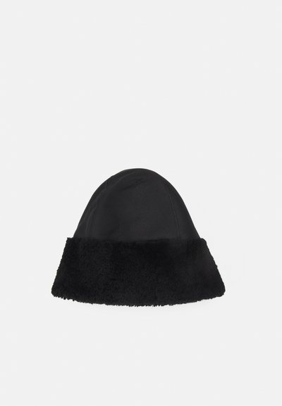Chapeau noir avec un dessus en nylon lisse et une large bande en polaire texturée en bas. Couronne arrondie, tissu doux et couleur unie.