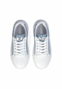 Sneakers bianchi con pannello laterale testurizzato blu, punta tonda e chiusura con lacci dotata di occhielli in argento. Materiale sintetico liscio.