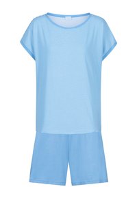 Lichtblauwe loungewear-set met een gestreept t-shirt met korte mouwen en een ronde halslijn, vergezeld van bijpassende shorts. Zachte stof met een gladde textuur.