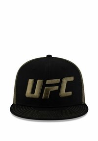 Schwarze Baseballmütze mit gesticktem "UFC"-Logo in olivgrün, ausgestattet mit einem flachen Schirm und einem strukturierten Rückenteil sowie genähten Details entlang des Schirms.