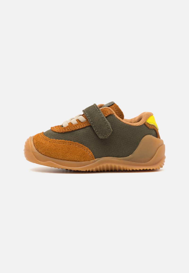 Scarpa per bambini verde e arancione realizzata con materiali in suede e tessuto, con cinturino in Velcro e suola in gomma beige caratterizzata da una suola testurizzata.
