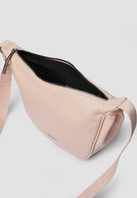 Różowa syntetyczna torba na ramię z teksturowanym wykończeniem, zamknięciem na zamek błyskawiczny i czarnym wykończeniem wnętrza. Posiada szeroki pasek i metalowe akcenty.