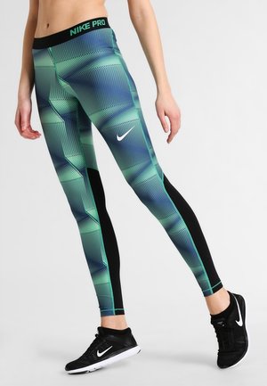 Nike Pro legginsit sisältävät geometristen kuviot vihreänä ja sinisenä mustilla yksityiskohdilla, korkean vyötärön ja sulavalinjaisen, joustavan muotoilun.