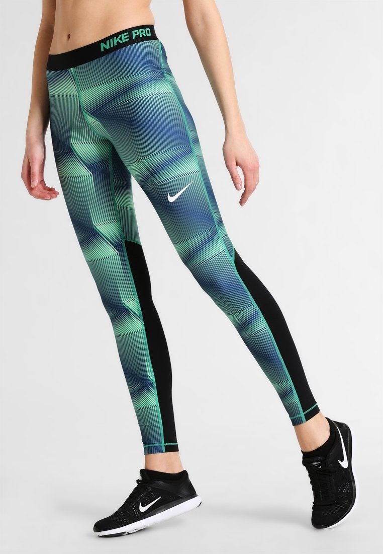 Les leggings Nike Pro présentent un motif géométrique en vert et bleu avec des accents noirs, une taille haute et un design élégant et extensible.