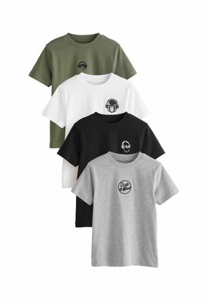 Fire t-shirts med korte ærmer i grøn, hvid, sort og grå, hver med en lille grafik eller tekst på venstre brystområde.