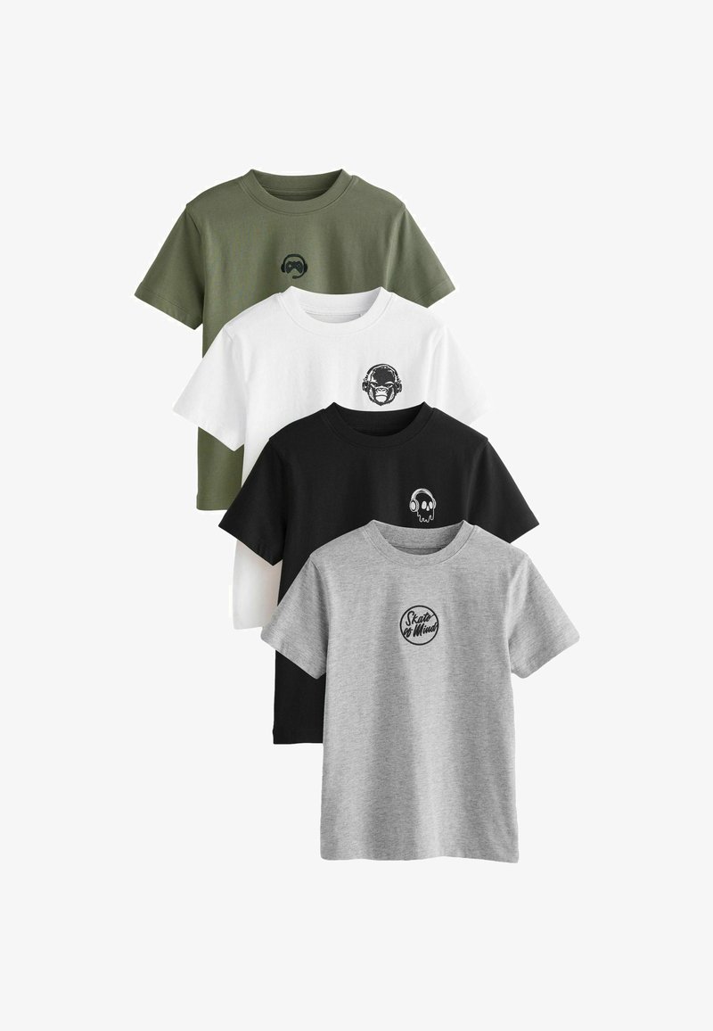 Vier kurzärmelige T-Shirts in Grün, Weiß, Schwarz und Grau, jeweils mit einer kleinen Grafik oder einem Text auf der linken Brustseite.