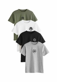 Quattro t-shirt a maniche corte in verde oliva, bianco, nero e grigio, con diversi stampe grafiche sul petto in colori a contrasto.