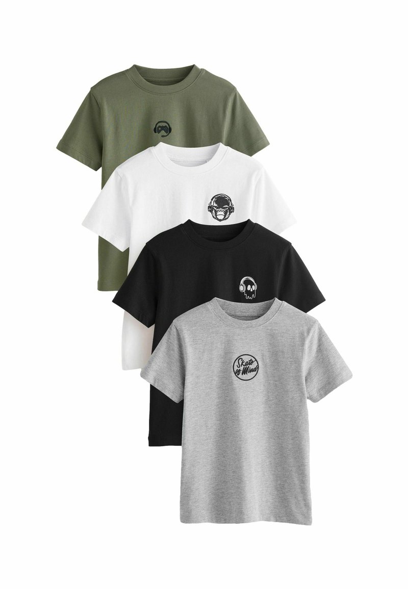 Quattro t-shirt a maniche corte in verde oliva, bianco, nero e grigio, con diversi stampe grafiche sul petto in colori a contrasto.