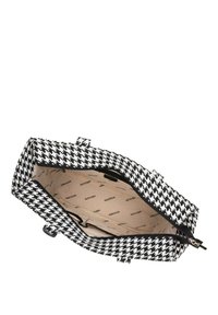 Borsa con motivo a scacchi bianco e nero, dotata di chiusura con zip, esterno in tessuto e interno beige con il logo del brand.