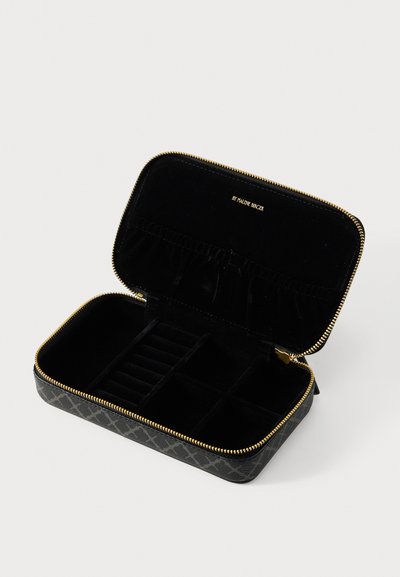 Μαύρη υφασμάτινη θήκη για κοσμήματα με φερμουάρ, με εσωτερικό από βελούδο, πολλαπλά διαμερίσματα και χρυσές μεταλλικές λεπτομέρειες.