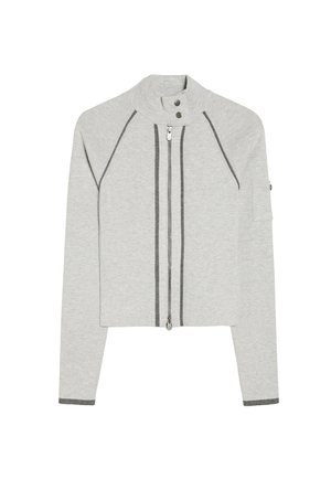 Hellgrauer Langarm-Zip-Pullover mit hohem Kragen, Druckknöpfen, dunkelgrauem Besatz an Nähten, Bündchen und Tasche am Oberarm.