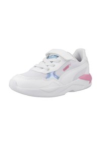 Zapatilla deportiva blanca con parte superior de cuero liso y malla, con detalles azules, un talón rosa y cierre de tira de Velcro.