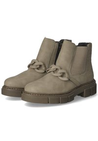 Botas de tobillo beige con un upper de ante suave, que presentan un detalle de cadena decorativa, un panel lateral texturizado y una suela de goma gruesa.