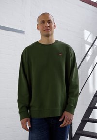 Levi's® Plus ORIGINAL CREW - Camisola - mossy green
