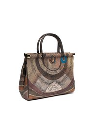 Borsa strutturata con manici corti scuri, caratterizzata da un motivo di mappa vintage e testo latino in toni attenuati di marrone, beige e blu.
