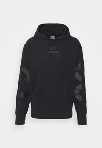 Sort hoodie lavet af blødt stof, med en frontlomme, en hætte med snørrebånd, og glinsende sorte trykte detaljer på ærmerne.