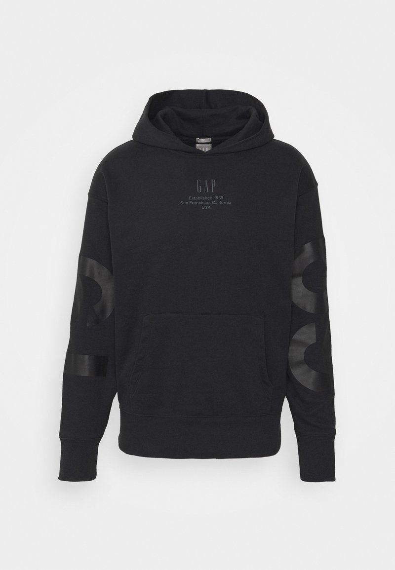 Sort hoodie lavet af blødt stof, med en frontlomme, en hætte med snørrebånd, og glinsende sorte trykte detaljer på ærmerne.