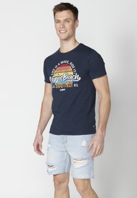 Koroshi SHORT SLEEVE  - Marškinėliai su spaudiniu - navy
