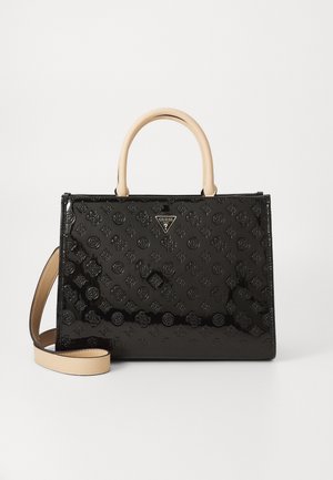 Sort laklæderhåndtaske med præget logo, beige håndtag og en aftagelig beige skulderrem med et Guess logo-plade.