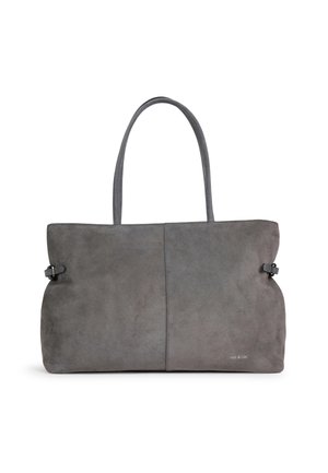 Graue Wildleder-Shopper mit langen Henkeln und seitlichen Schnallendetails, rechteckige Form und dezenter Markenname in der unteren Ecke.