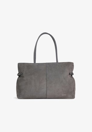 Graue Wildleder-Shopper mit langen Henkeln und seitlichen Schnallendetails, rechteckige Form und dezenter Markenname in der unteren Ecke.