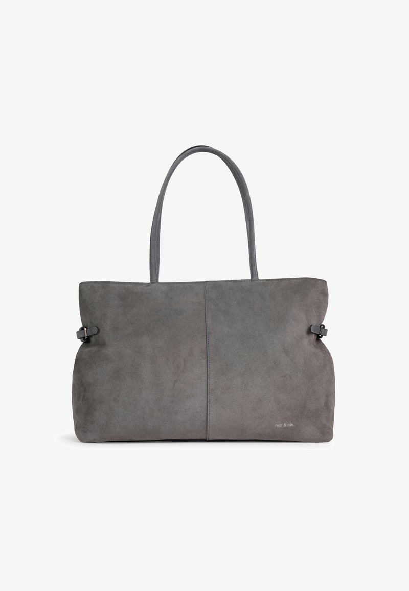 Sac cabas en daim gris avec longues anses et détails de boucle latérale, forme rectangulaire et nom de marque discret dans le coin inférieur.
