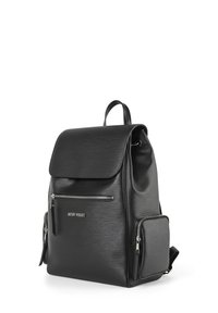 Mochila negra texturizada con solapa, que cuenta con un bolsillo delantero con cremallera, bolsillos laterales y herrajes en plata. Diseñada para uso casual.