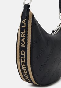 Borsa a spalla nera in pelle con testo perforato "Karl Lagerfeld" e tracolla intrecciata beige-nera con lettering "Lagerfeld Karl".