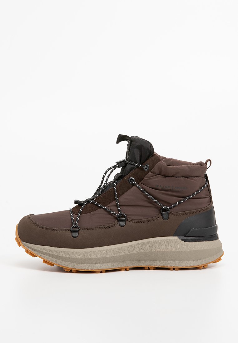 Bota de tobillo impermeable marrón con parte superior acolchada, sistema de cordones negro, suela de goma y entresuela texturizada gris para agarre y soporte.