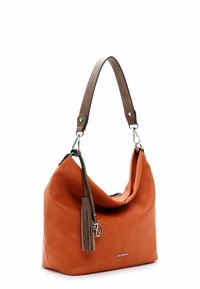 Orangefarbene synthetische Handtasche mit lässigem Design, braunem Ledertragegurt und dekorativem Quastenakzent. Reißverschlussverschluss oben.