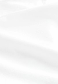 Weißer Stoff mit einer glatten Textur, leichtem Glanz und einem subtilen Webmuster, das einen weichen, leichten Eindruck vermittelt.