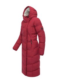 Cappotto lungo imbottito rosso con cappuccio, caratterizzato da un motivo trapuntato, zip frontale, tasche laterali e una morbida fodera interna.