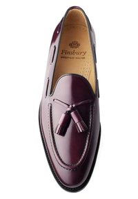 Bordeaux leren instappers met een stijlvolle uitstraling, voorzien van een gestikte naad en twee kwastjes. Binnenin gemarkeerd met "Finsbury Goodyear Welted."
